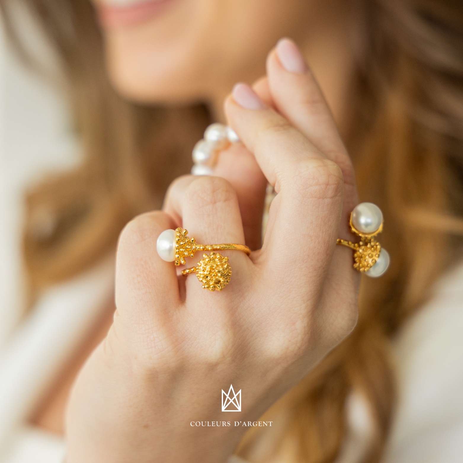 beatriz oliveira_anel de granitos em prata 925 de lei banhada a ouro de 18k_couleursAnel de Prata 925.pratadelei. fundo branco, com pedras naturais, couleurs d'argent_fotografado em fundo branco_saphira_zircónia_quartz_prata plaqueada_banhado a ouro_ouro 18k_europa_portugal_dourado_prata dourada_prata de lei_prasiolite_joia_jewelry_jewellry_pearl_gold_silver_luxury_design
dargent_modelo_joias_jewelry