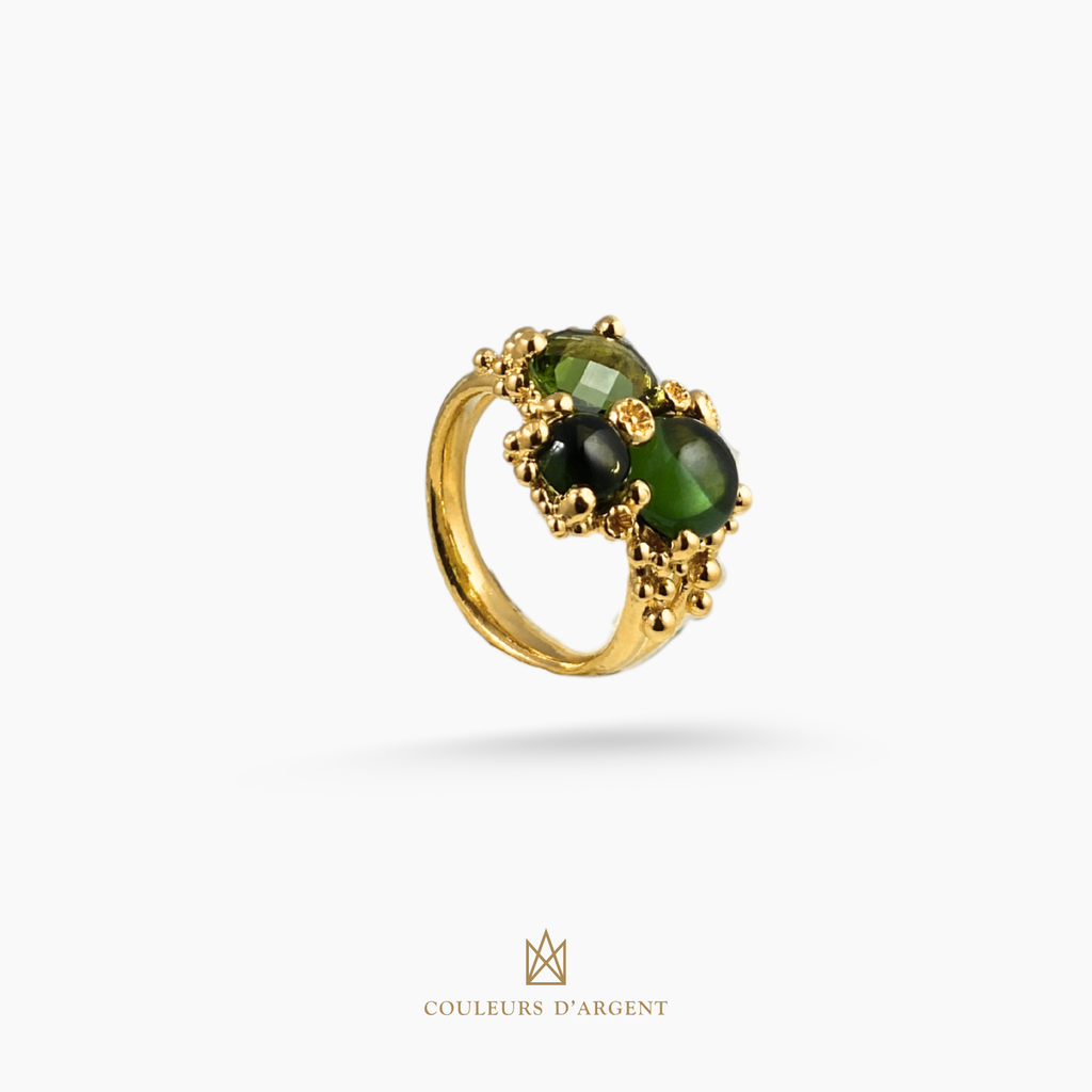 anel dourado de prata 925 com pedra natural ou sintética, plaqueado e banhado a ouro 18k e fotografado em fundo branco – Couleurs d’Argent