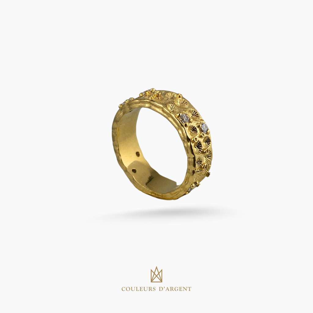 anel dourado de prata 925 com pedra natural, plaqueado e banhado a ouro 18k e fotografado em fundo branco – Couleurs d’Argent

