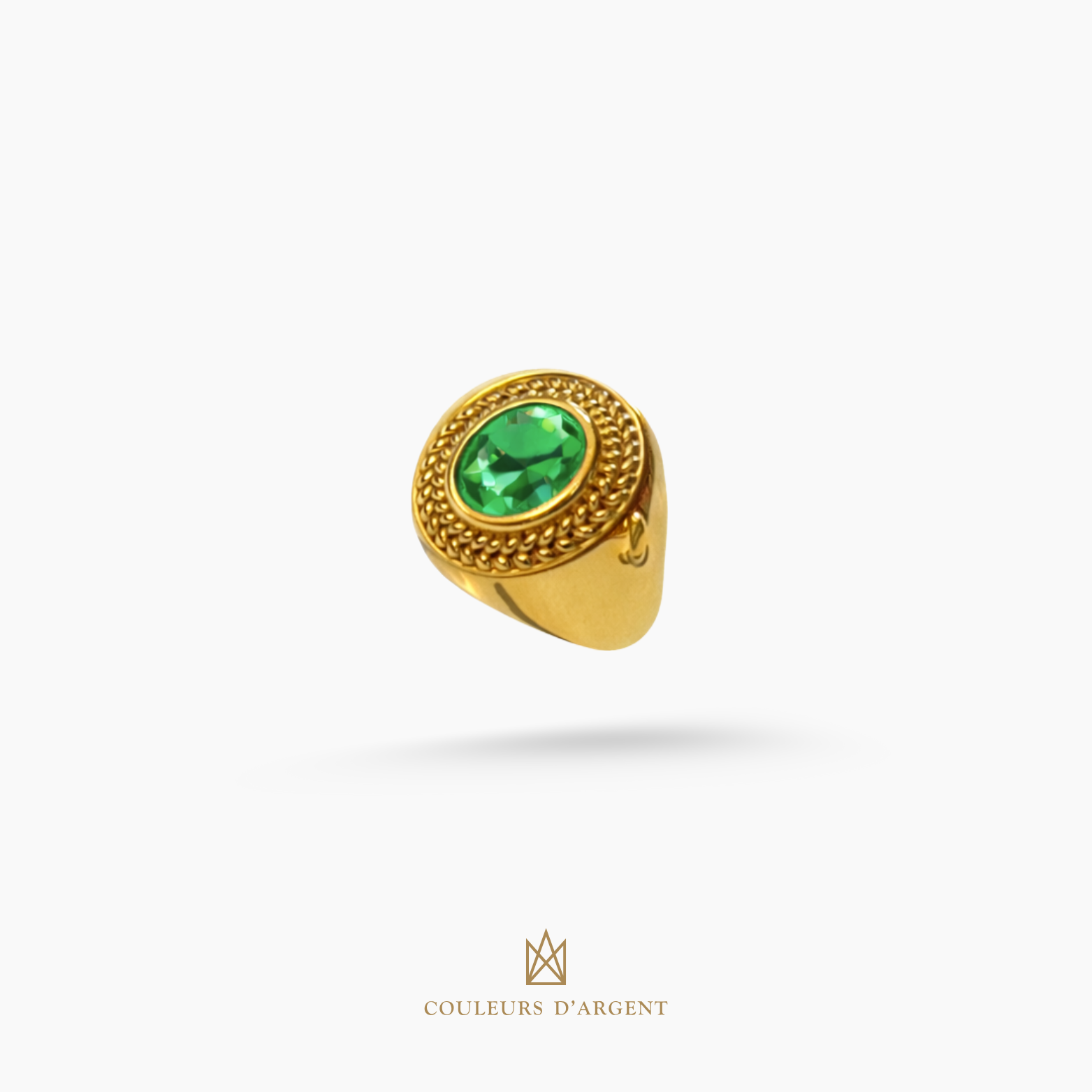 anel dourado de prata 925 com pedra natural ou sintética, plaqueado e banhado a ouro 18k e fotografado em fundo branco – Couleurs d’Argent