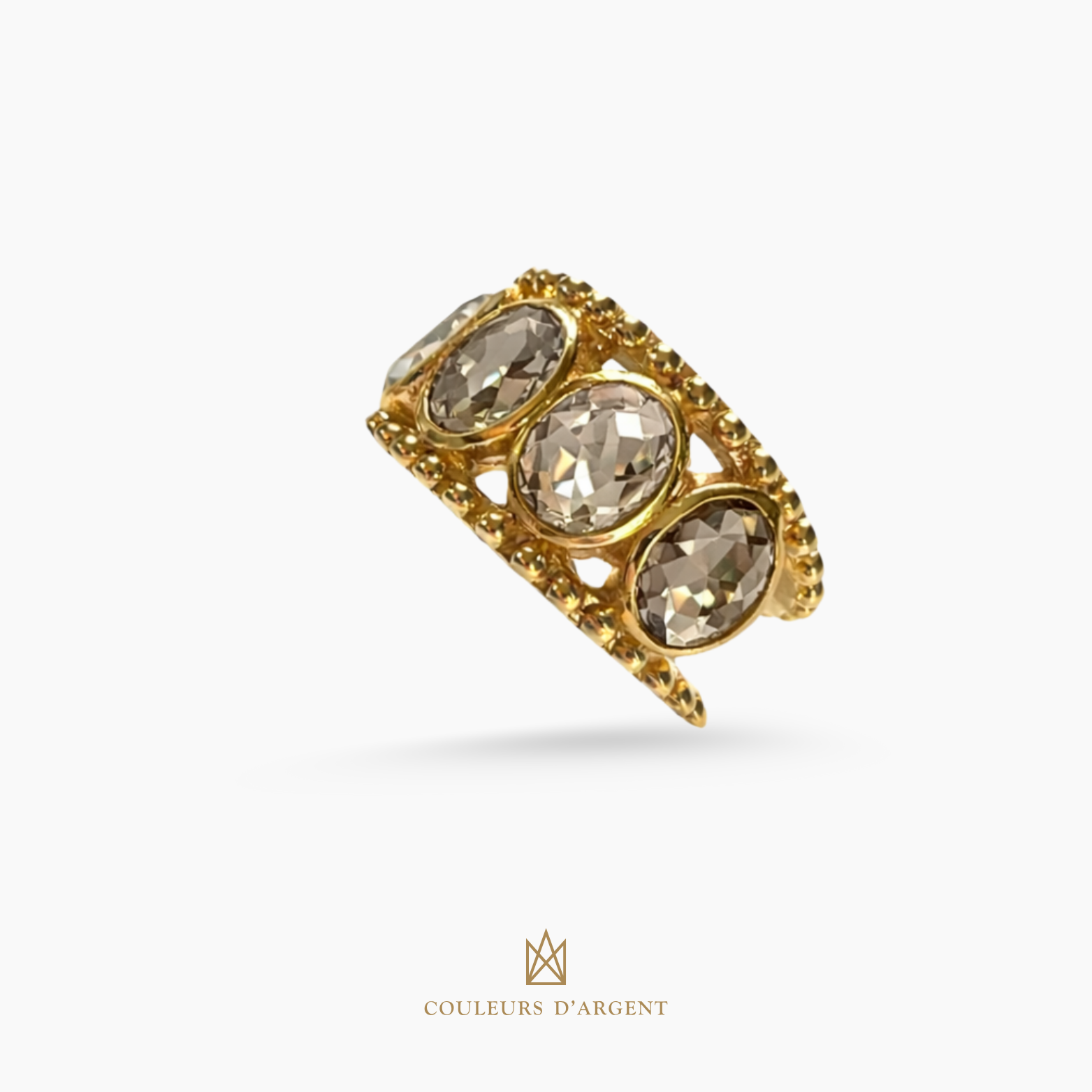 anel dourado de prata 925 com pedra natural ou sintética, plaqueado e banhado a ouro 18k e fotografado em fundo branco – Couleurs d’Argent