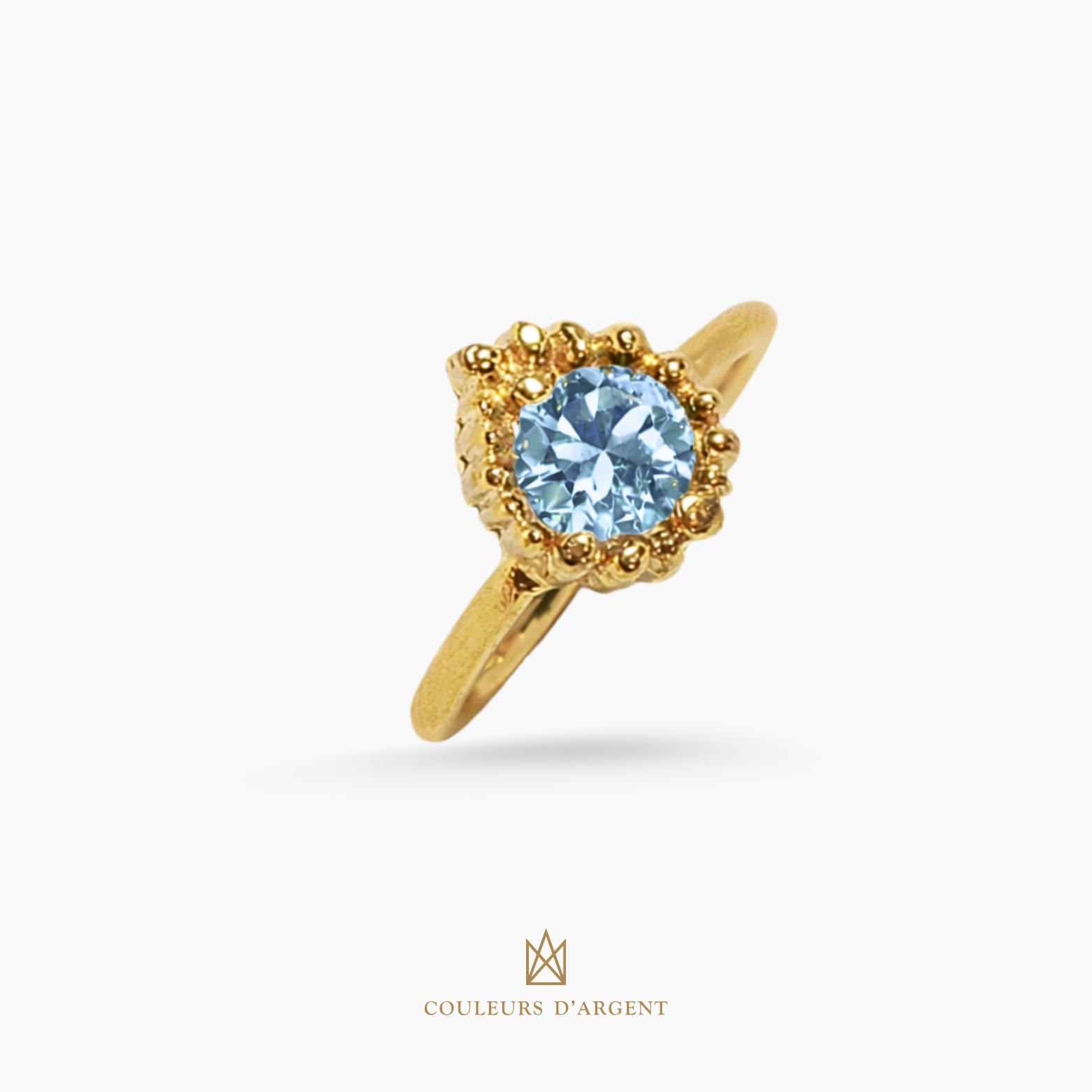 anel dourado de prata 925 com pedra natural ou sintética, plaqueado e banhado a ouro 18k e fotografado em fundo branco – Couleurs d’Argent