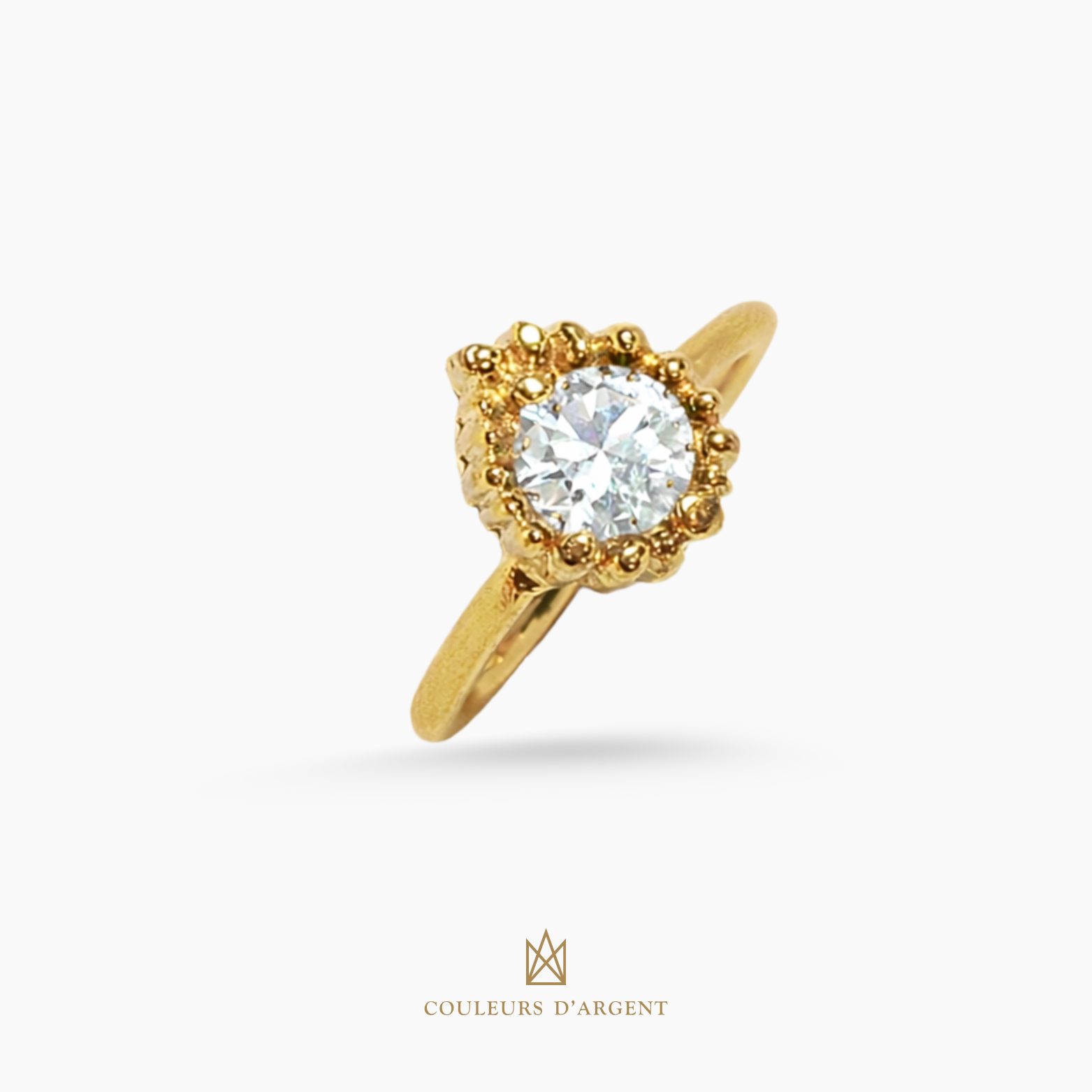 anel dourado de prata 925 com pedra natural ou sintética, plaqueado e banhado a ouro 18k e fotografado em fundo branco – Couleurs d’Argent