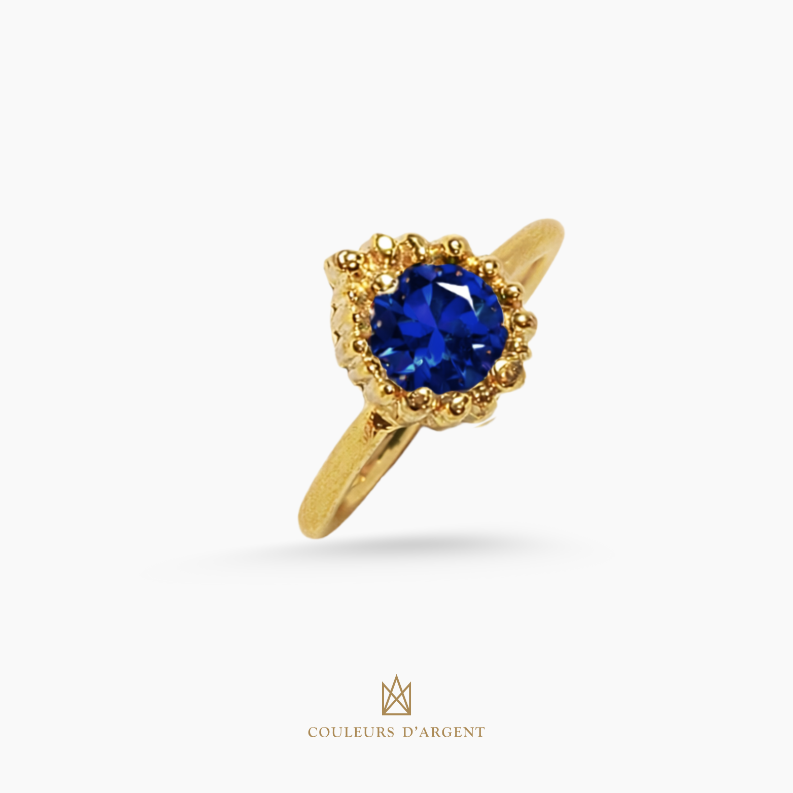 anel dourado de prata 925 com pedra natural ou sintética, plaqueado e banhado a ouro 18k e fotografado em fundo branco – Couleurs d’Argent