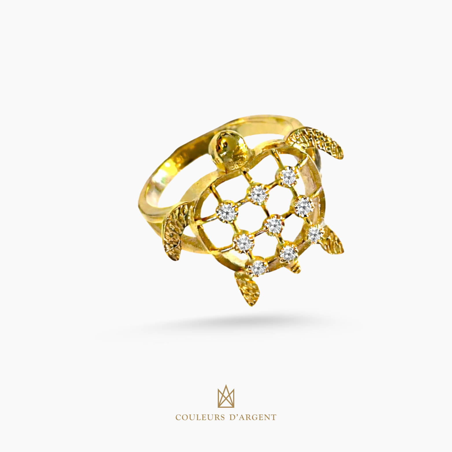 anel dourado de prata 925 com pedra natural ou sintética, plaqueado e banhado a ouro 18k e fotografado em fundo branco – Couleurs d’Argent