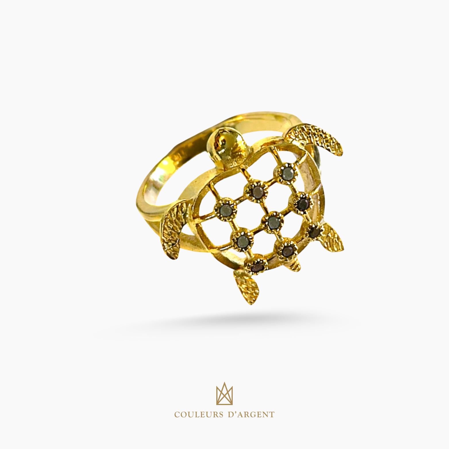 anel dourado de prata 925 com pedra natural ou sintética, plaqueado e banhado a ouro 18k e fotografado em fundo branco – Couleurs d’Argent
