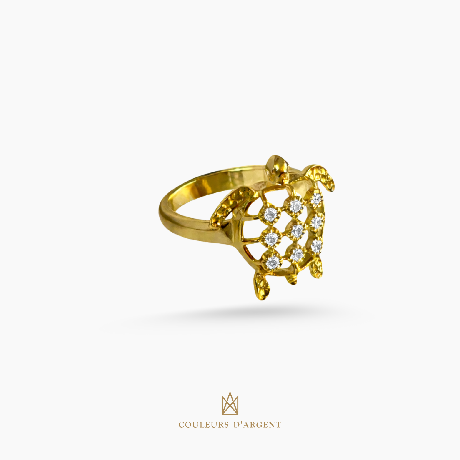 anel dourado de prata 925 com pedra natural ou sintética, plaqueado e banhado a ouro 18k e fotografado em fundo branco – Couleurs d’Argent