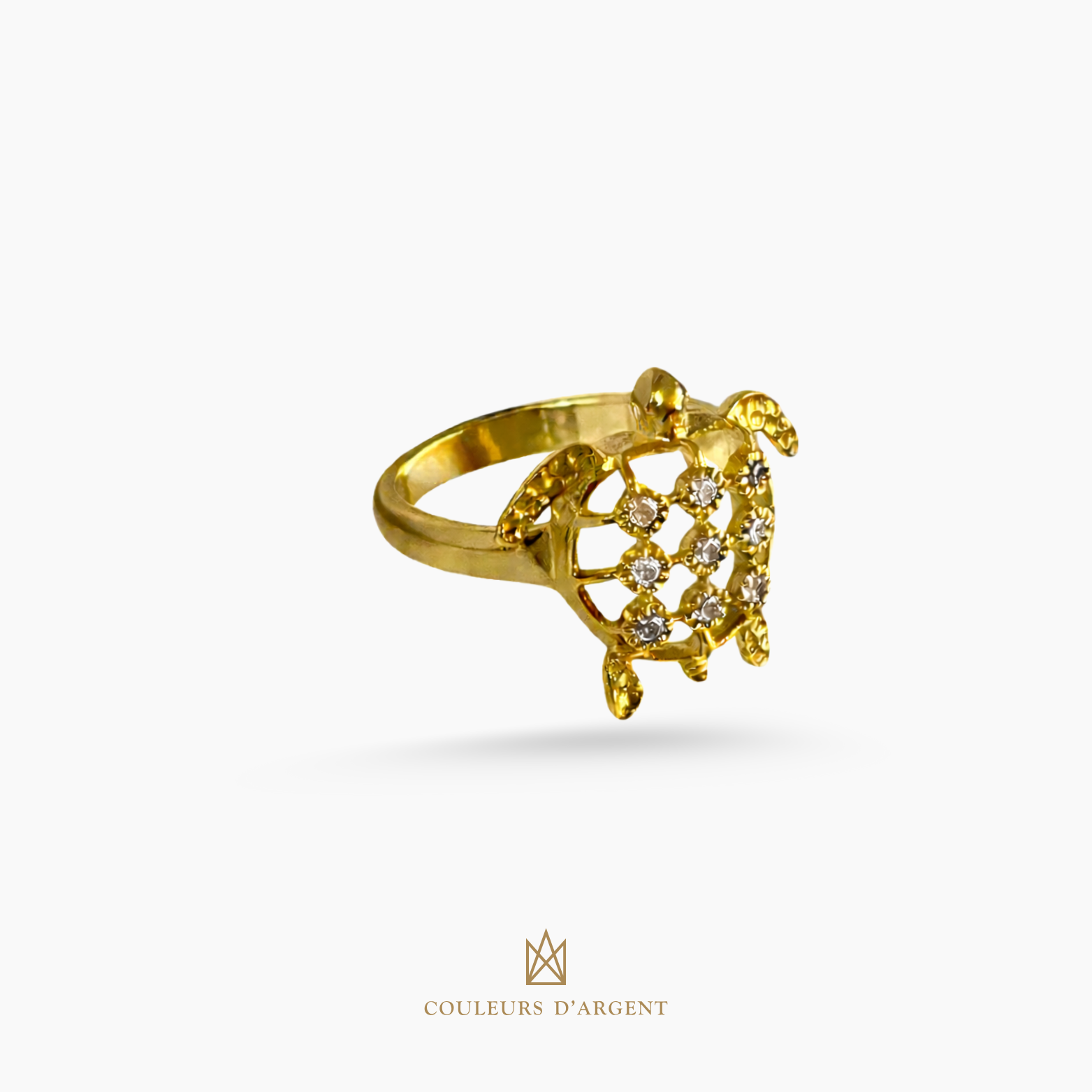anel dourado de prata 925 com pedra natural ou sintética, plaqueado e banhado a ouro 18k e fotografado em fundo branco – Couleurs d’Argent