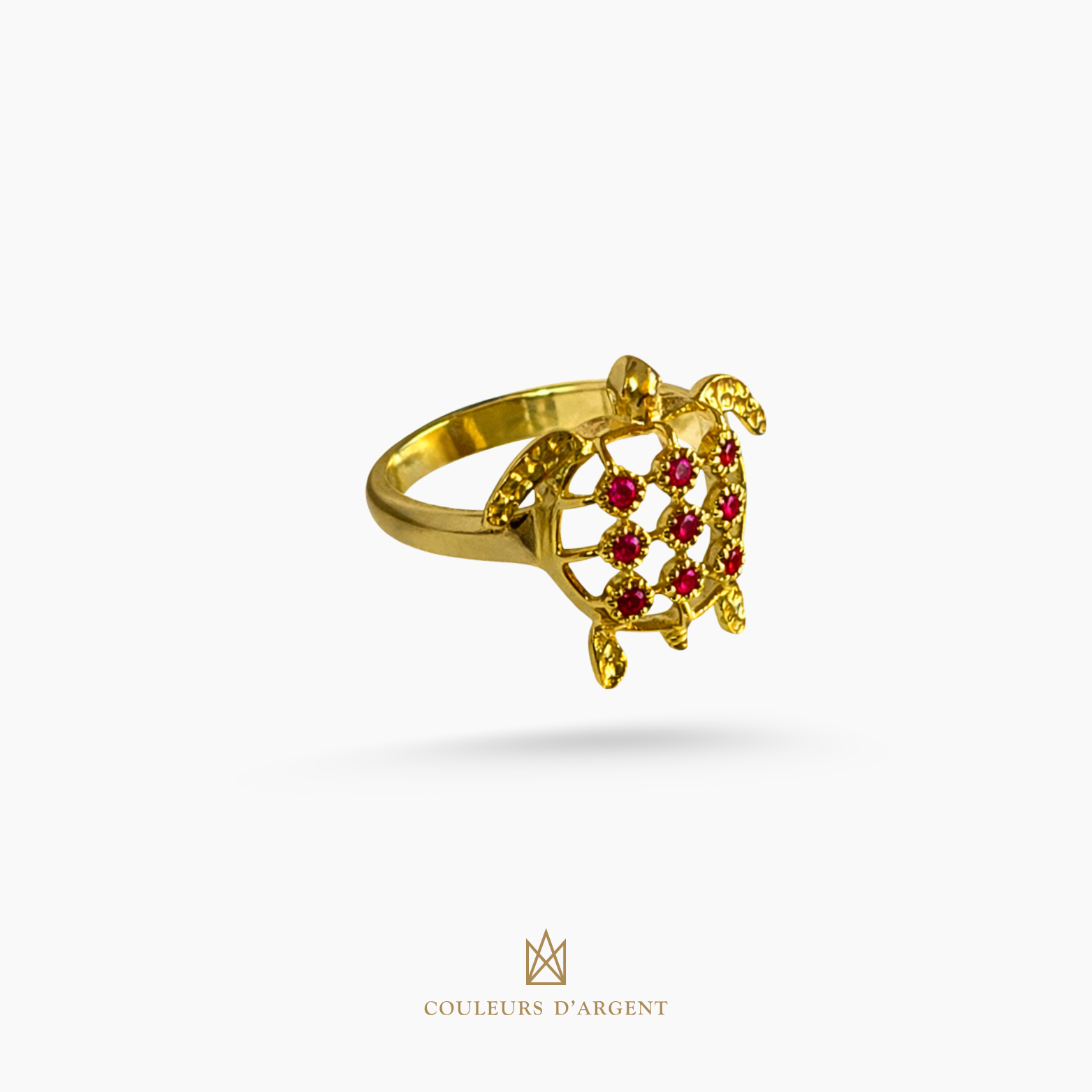 anel dourado de prata 925 com pedra natural ou sintética, plaqueado e banhado a ouro 18k e fotografado em fundo branco – Couleurs d’Argent