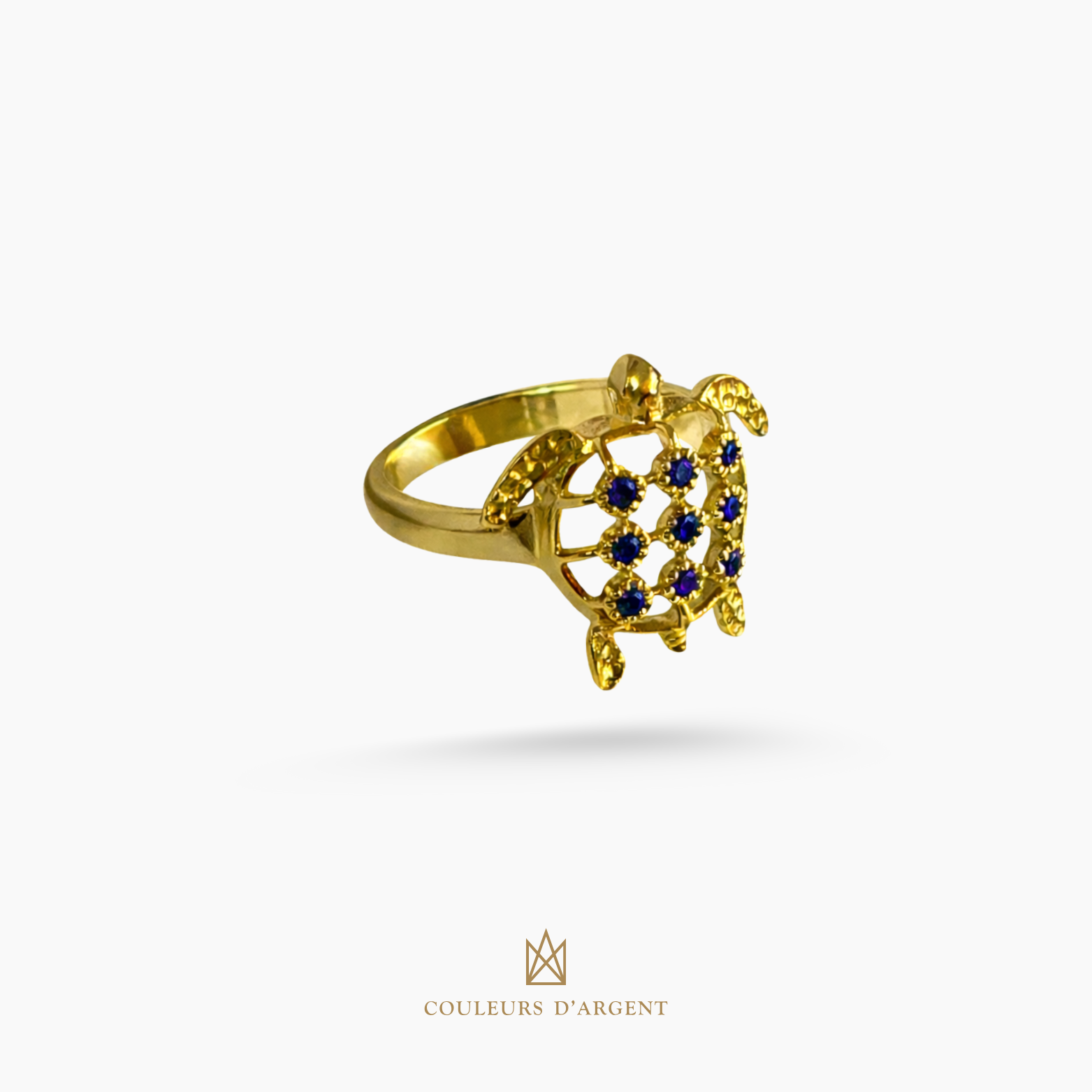anel dourado de prata 925 com pedra natural ou sintética, plaqueado e banhado a ouro 18k e fotografado em fundo branco – Couleurs d’Argent