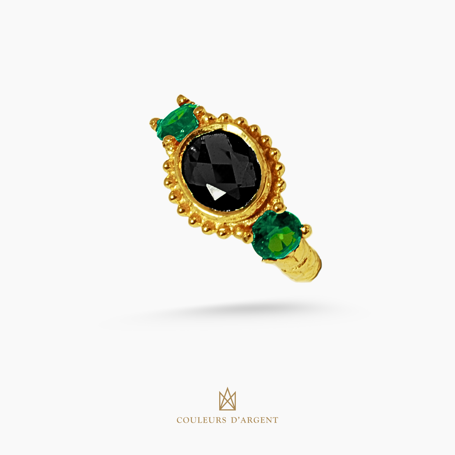 anel dourado de prata 925 com pedra natural ou sintética, plaqueado e banhado a ouro 18k e fotografado em fundo branco – Couleurs d’Argent