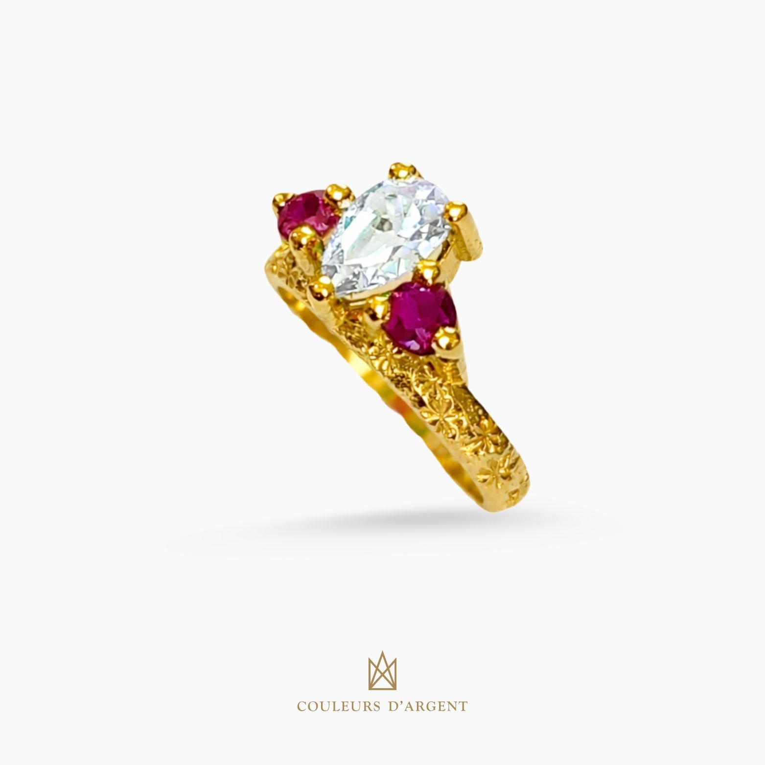 anel dourado de prata 925 com pedra natural ou sintética, plaqueado e banhado a ouro 18k e fotografado em fundo branco – Couleurs d’Argent

