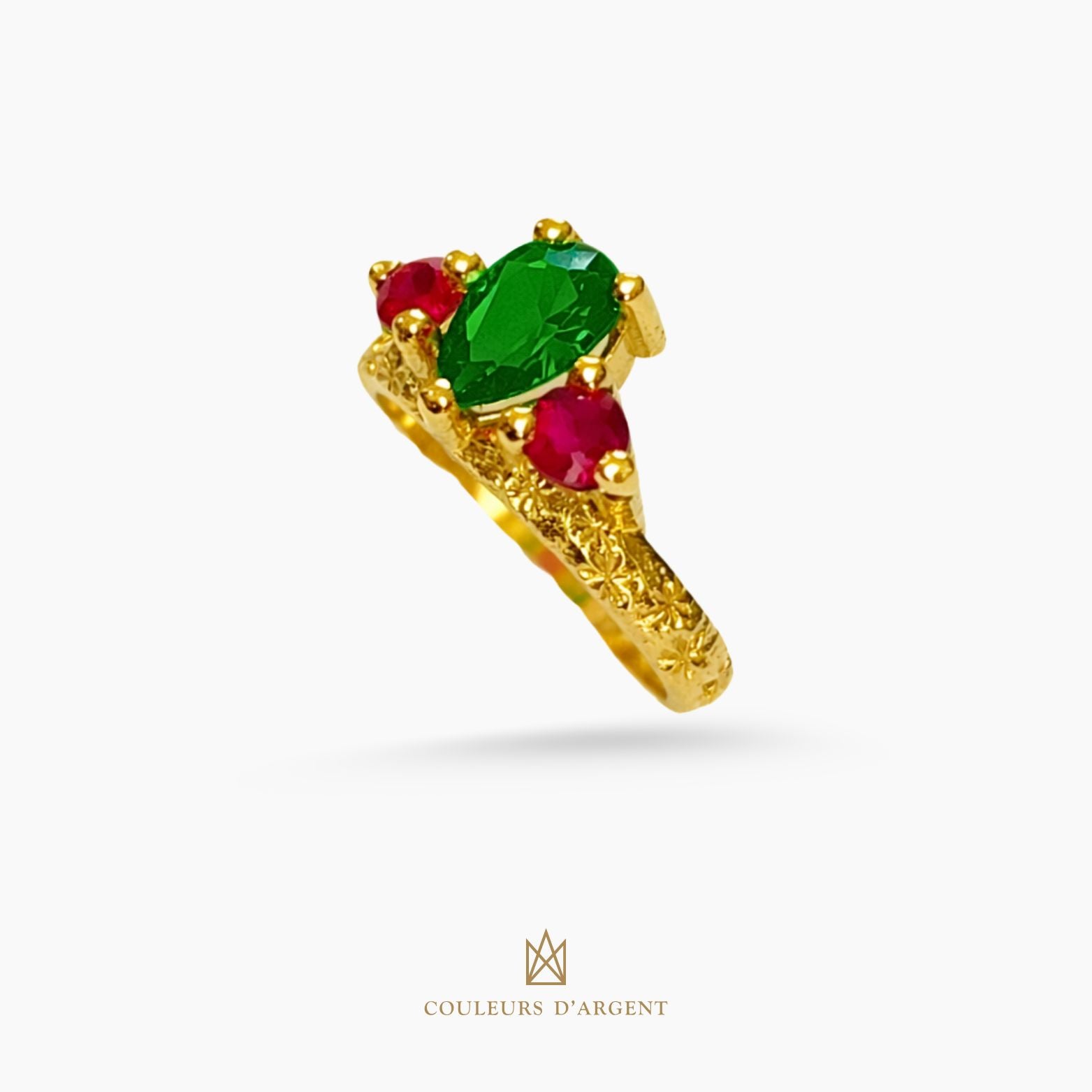 anel dourado de prata 925 com pedra natural ou sintética, plaqueado e banhado a ouro 18k e fotografado em fundo branco – Couleurs d’Argent
