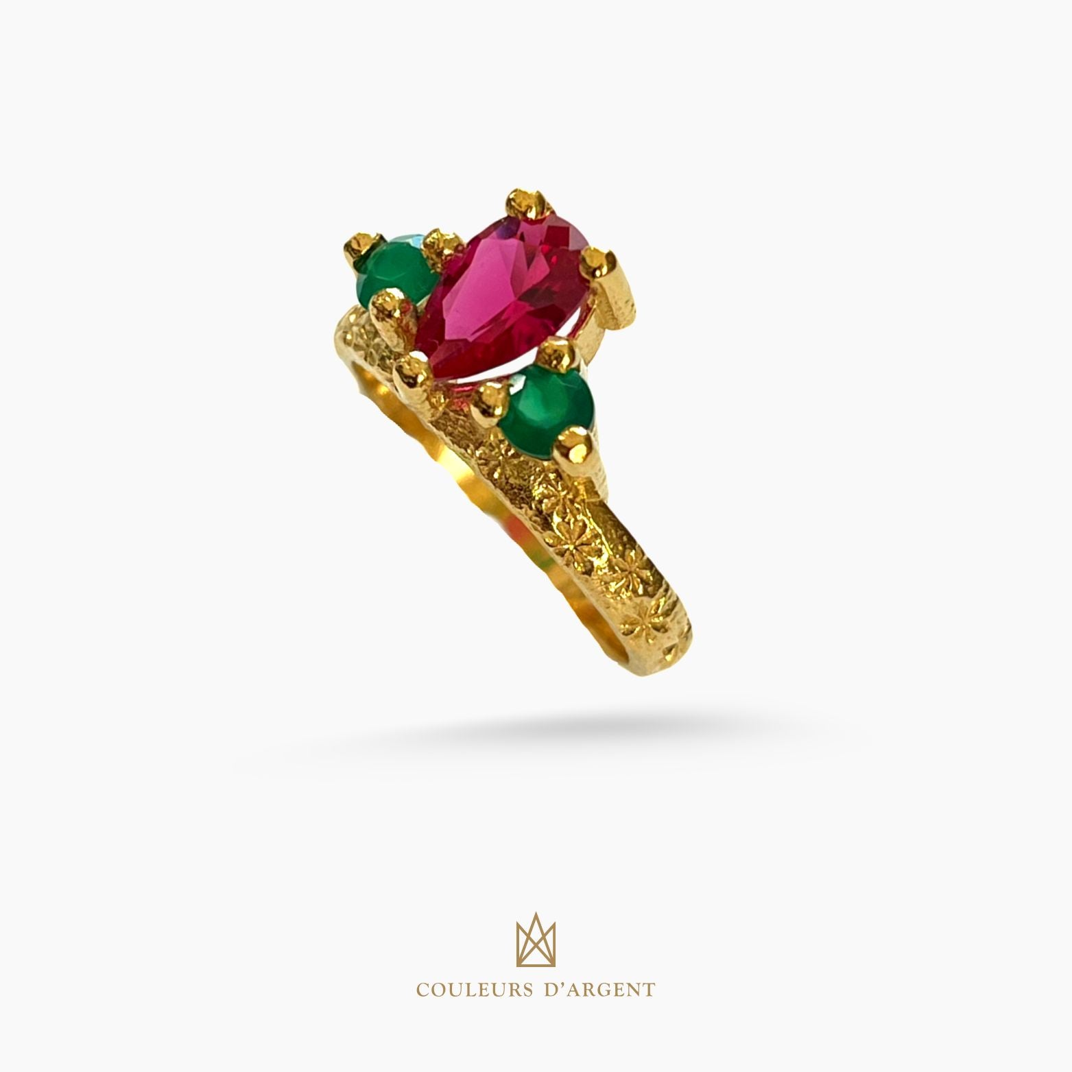 anel dourado de prata 925 com pedra natural ou sintética, plaqueado e banhado a ouro 18k e fotografado em fundo branco – Couleurs d’Argent
