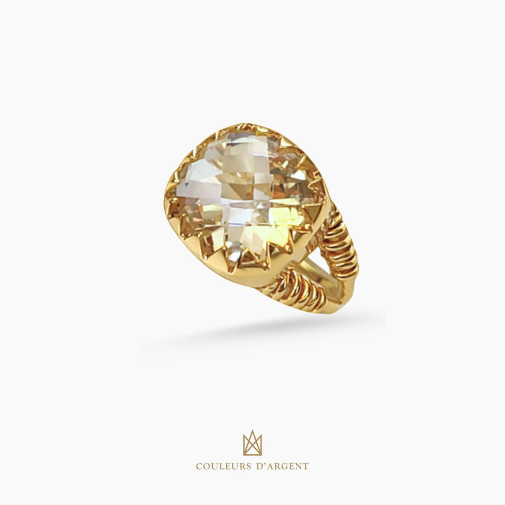 anel dourado de prata 925 com pedra natural ou sintética, plaqueado e banhado a ouro 18k e fotografado em fundo branco – Couleurs d’Argent