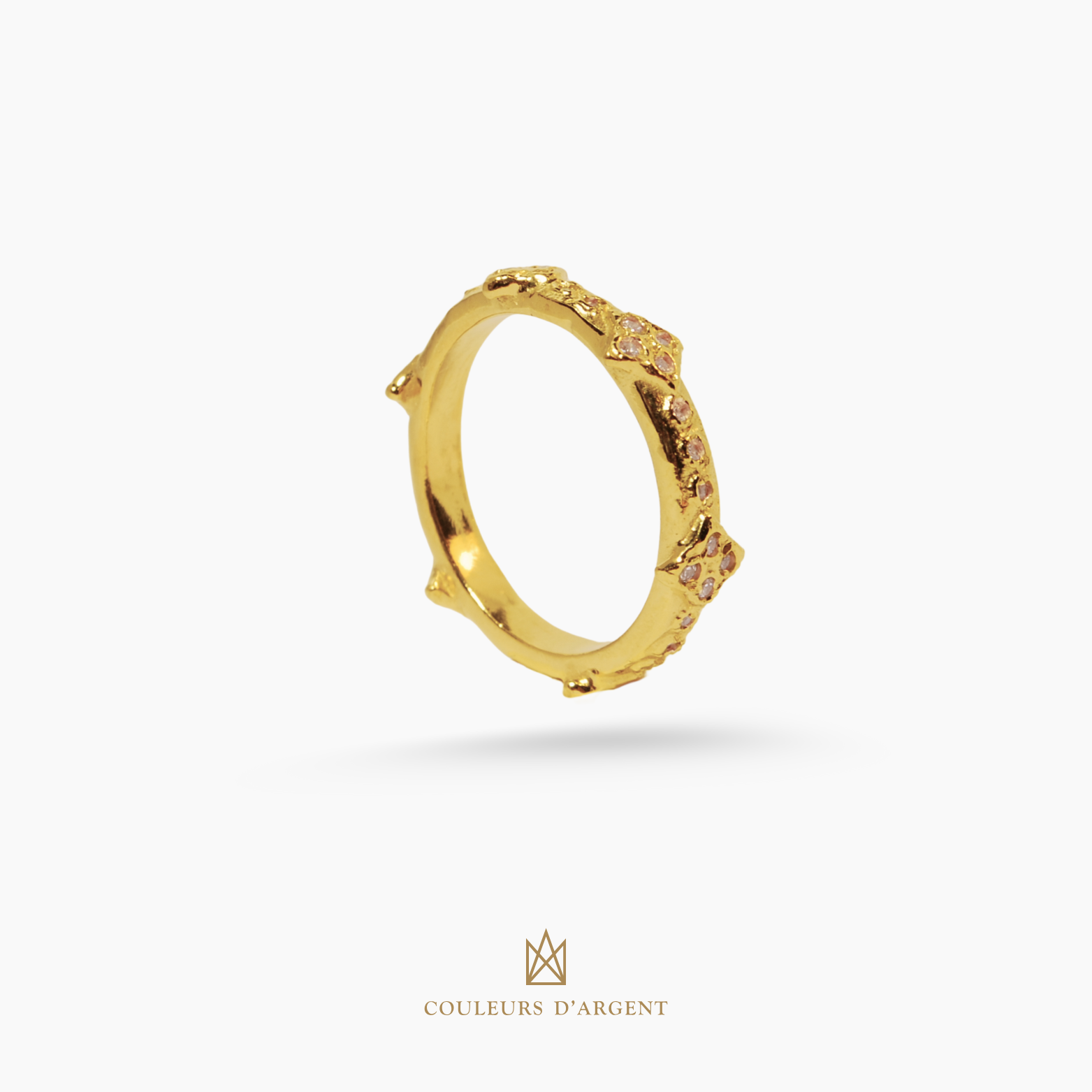 anel dourado de prata 925 com pedra natural ou sintética, plaqueado e banhado a ouro 18k e fotografado em fundo branco – Couleurs d’Argent