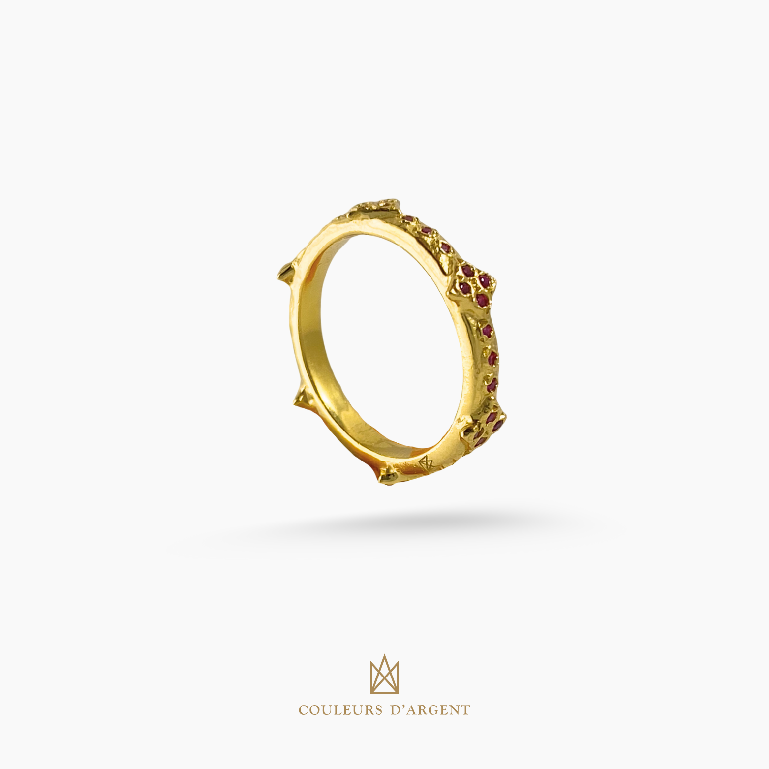 anel dourado de prata 925 com pedra natural ou sintética, plaqueado e banhado a ouro 18k e fotografado em fundo branco – Couleurs d’Argent
