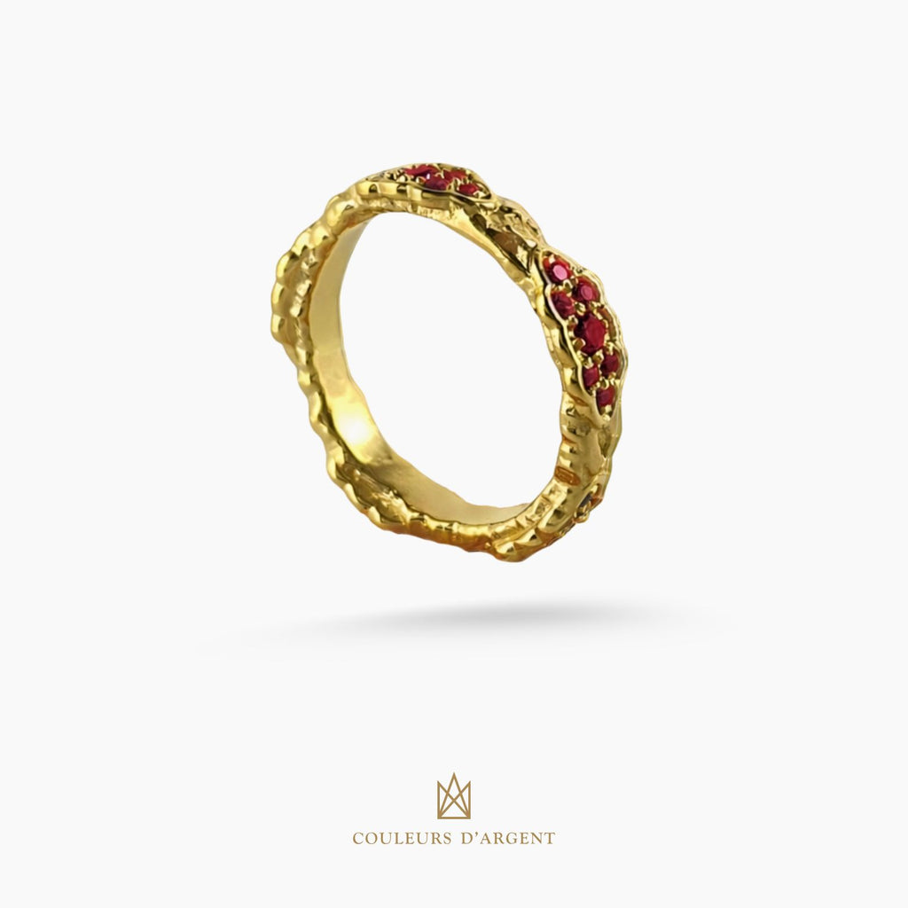 anel dourado de prata 925 com pedra natural ou sintética, plaqueado e banhado a ouro 18k e fotografado em fundo branco – Couleurs d’Argent