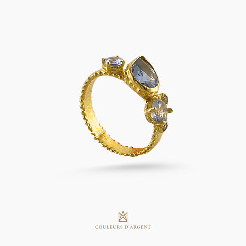 anel dourado de prata 925 com pedra natural ou sintética, plaqueado e banhado a ouro 18k e fotografado em fundo branco – Couleurs d’Argent