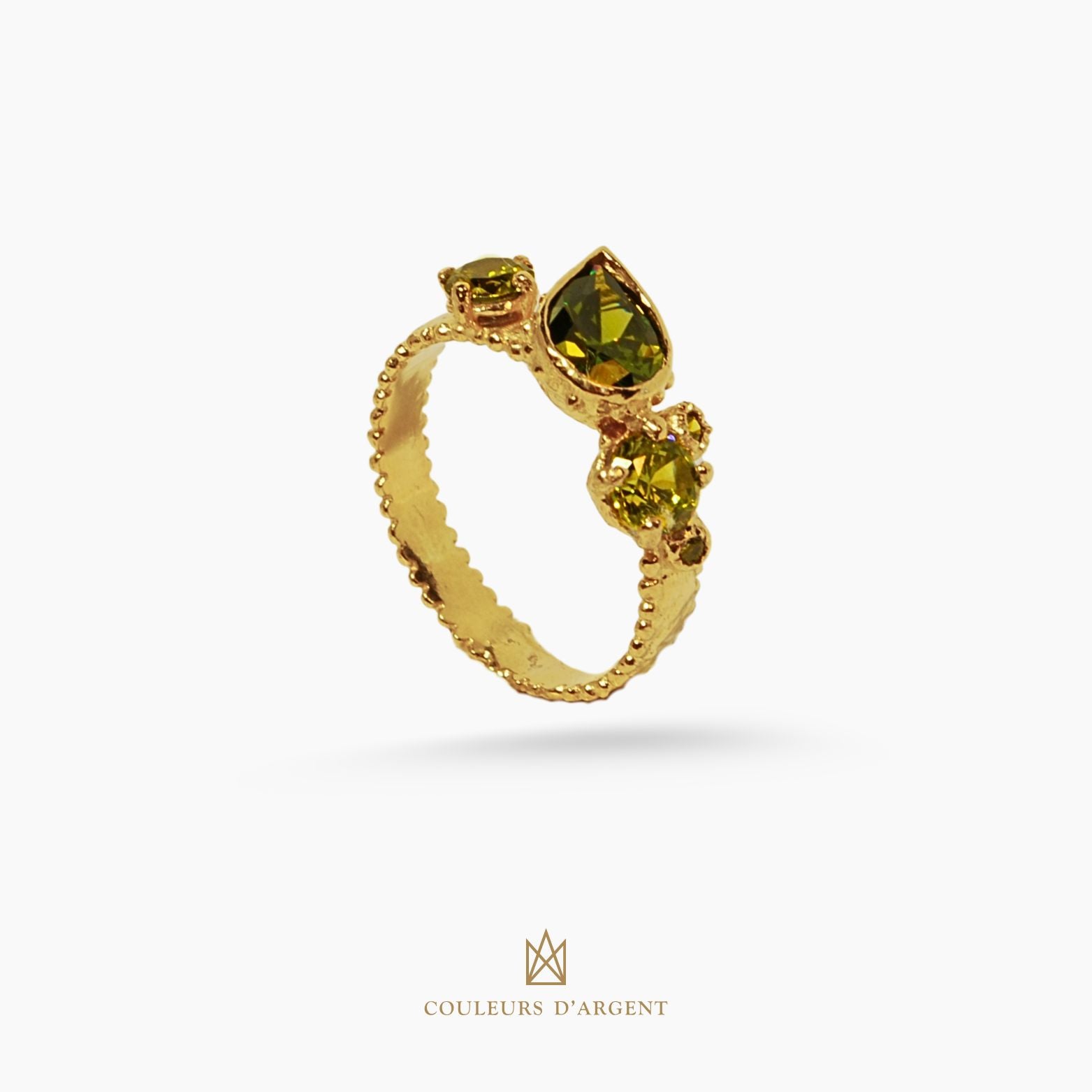 anel dourado de prata 925 com pedra natural ou sintética, plaqueado e banhado a ouro 18k e fotografado em fundo branco – Couleurs d’Argent