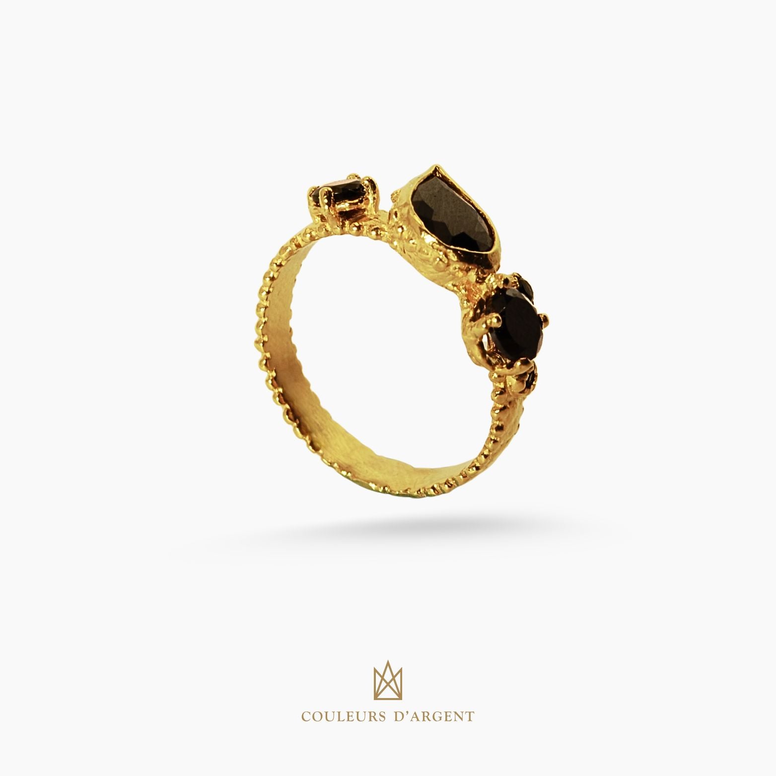 anel dourado de prata 925 com pedra natural ou sintética, plaqueado e banhado a ouro 18k e fotografado em fundo branco – Couleurs d’Argent