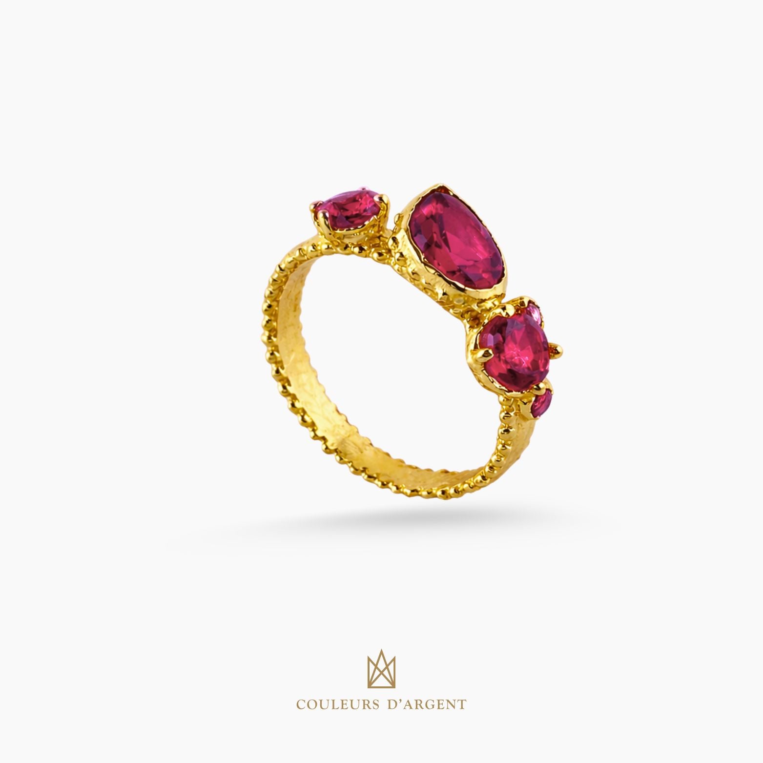 anel dourado de prata 925 com pedra natural ou sintética, plaqueado e banhado a ouro 18k e fotografado em fundo branco – Couleurs d’Argent

