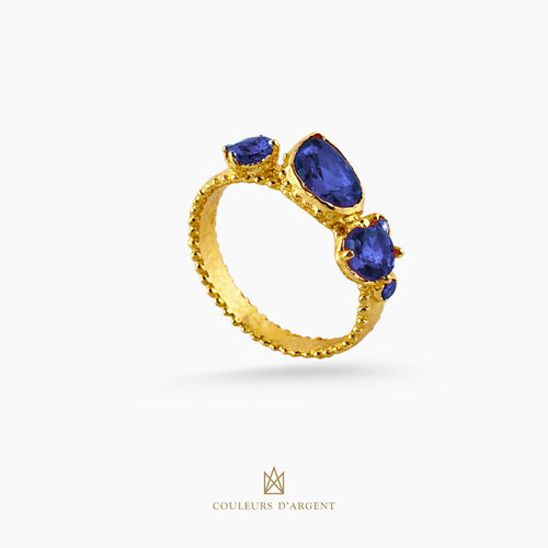 anel dourado de prata 925 com pedra natural ou sintética, plaqueado e banhado a ouro 18k e fotografado em fundo branco – Couleurs d’Argent