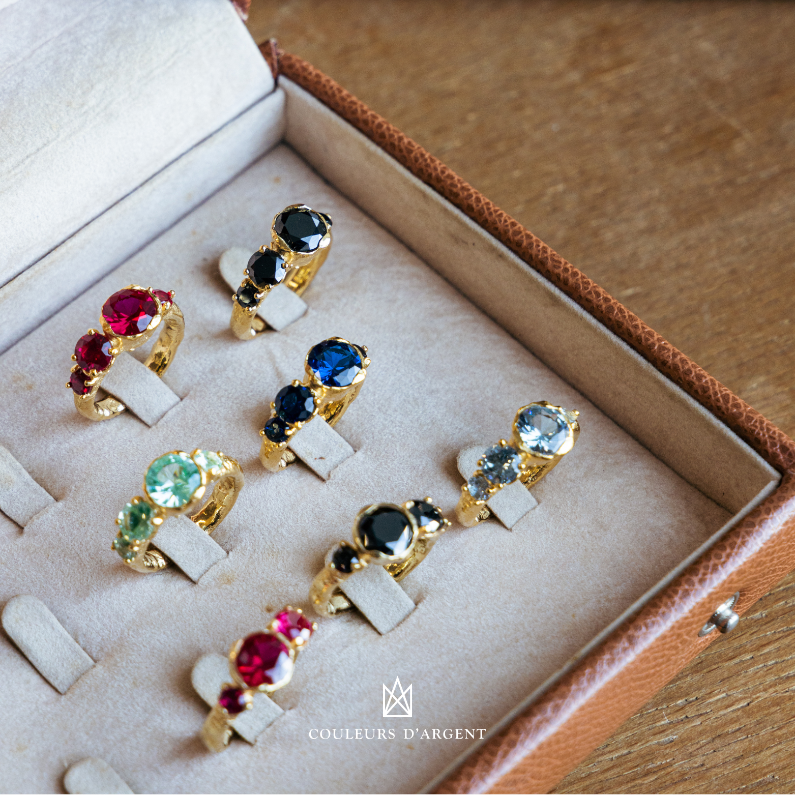 Anel de Prata 925.pratadelei. fundo branco, com pedras naturais, couleurs d'argent_caixa de joias_saphira_zircónia_quartz_prata plaqueada_banhado a ouro_ouro 18k_europa_portugal_dourado_prata dourada_prata de lei_prasiolite_joia_jewelry_jewellry_pearl_gold_silver_luxury_design_perolas_perola