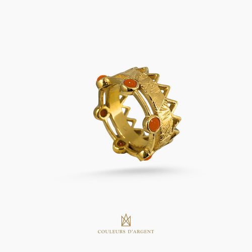 Anel dourado de prata 925 com pedra coral natural, plaqueado e banhado a ouro 18k e fotografado em fundo branco – Couleurs d’Argent
