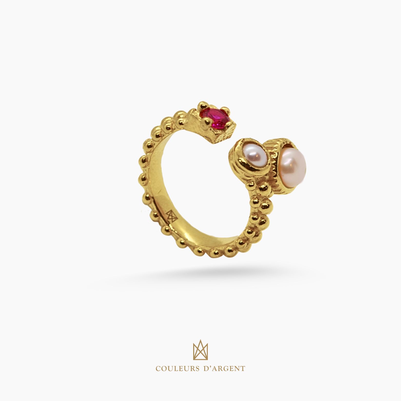 anel dourado de prata 925 com pedra natural ou sintética, plaqueado e banhado a ouro 18k e fotografado em fundo branco – Couleurs d’Argent
