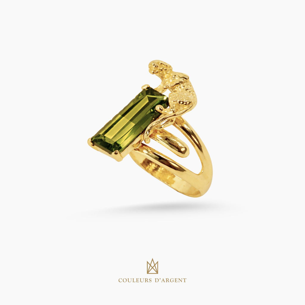 anel dourado de prata 925 com pedra natural ou sintética, plaqueado e banhado a ouro 18k e fotografado em fundo branco – Couleurs d’Argent