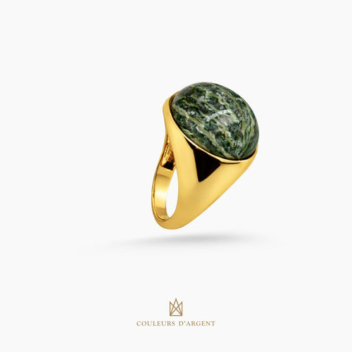 anel dourado de prata 925 com pedra natural ou sintética, plaqueado e banhado a ouro 18k e fotografado em fundo branco – Couleurs d’Argent
